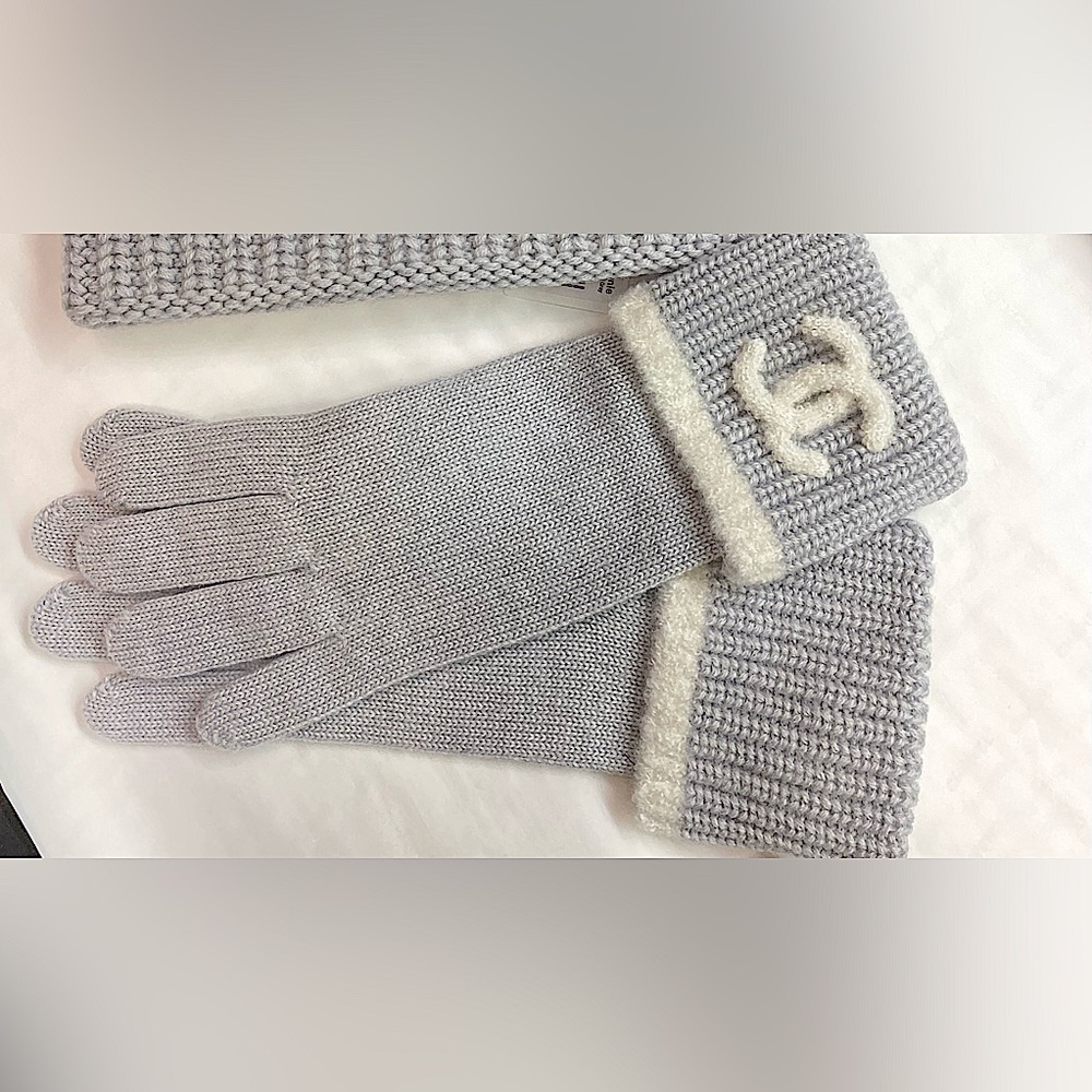 CHANEL Gray and Cream Knit Gloves